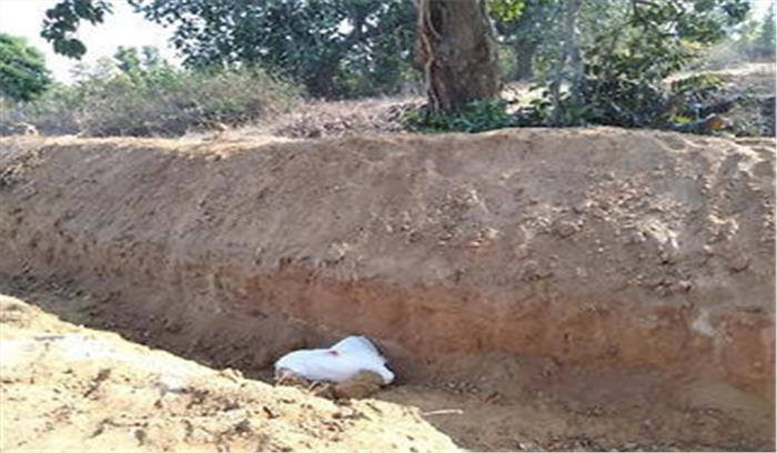 झारखंड : गड्ढे से महिला का शव बरामद
