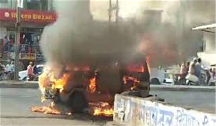 झारखंड : स्कूल की लापरवाही के चलते वैन में लगी आग, 10 बच्चे बाल-बाल बचे