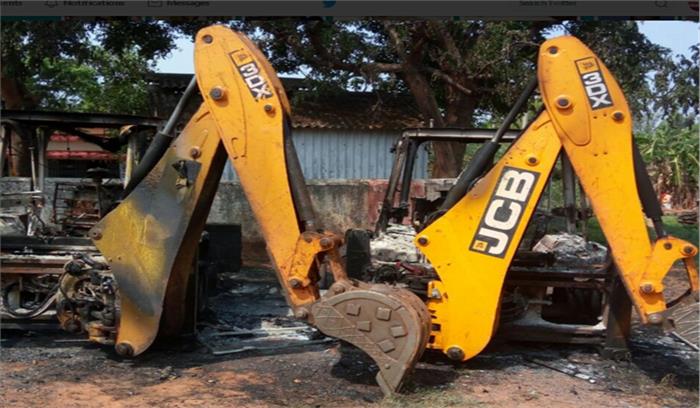 झारखंड: नक्सलियों ने सड़क निर्माण के कार्य में लगे दस वाहनों को आग के हवाले किया