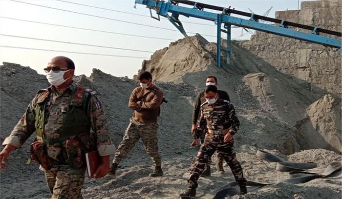 झारखंड में नक्सलियों ने स्टोन क्रेशर प्लांट पर हमला कर 13 वाहनों को फूंका