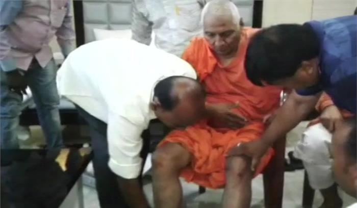 स्वामी अग्निवेश की भारतीय जनता युवा मोर्चा कार्यकर्ताओं ने की पिटाई