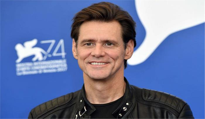 जिम कैरी ने बनाया ट्रंप की मीडिया सचिव सारा हकाबी सांडर्स का व्यंग चित्र