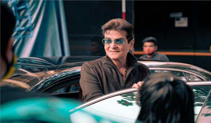 एक विलेन रिटर्न्‍स के सेट पर पहुंचे जितेंद्र, कलाकारों से मुलाकात