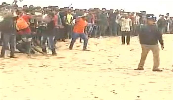 जलीकट्टू : पुलिस ने मरीना बीच से प्रदर्शनकारियों को जबरदस्ती हटाया