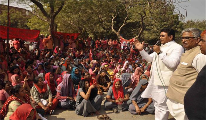 मांगों को लेकर आंगनबाड़ी कार्यकत्रियों की हड़ताल शुरू मांगों को लेकर आंगनबाड़ी कार्यकत्रियों की हड़ताल शुरू