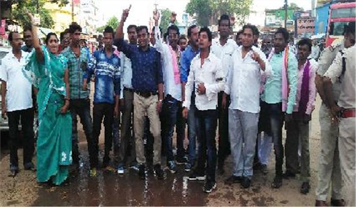 जोगी कांग्रेस ने किया मुख्यमंत्री और कृषिमंत्री का पुतला दहन