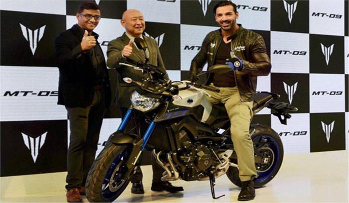 बाइक पर सवार होकर जॉन अब्राहम ने की ऑटो एक्सपो में एंट्री