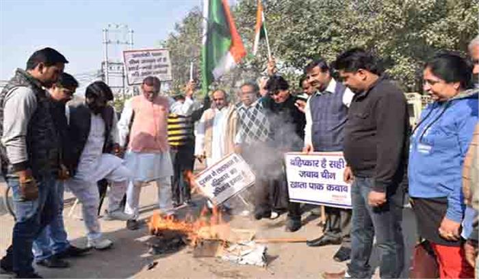 संयुक्त व्यापार मंडल ने फूंका पाक का पुतला संयुक्त व्यापार मंडल ने फूंका पाक का पुतला