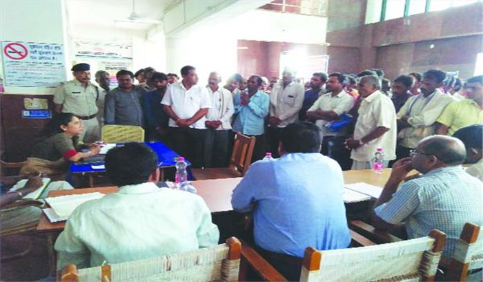 बेमेतरा : जनचौपाल में अतिक्रमण हटाने, अनुकंपा नियुक्ति व फसल बीमा भुगतान की फरियाद