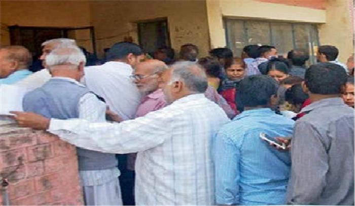 चेक में 5 को बनाया 15 हजार, पकड़े जाने पर रूपये लौटाकर माफी मांगी