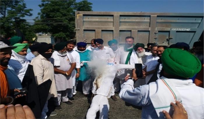 क्या 26 जून को दिल्ली के उपराज्यपाल से मिलने ट्रैक्टर से जाएंगे किसान?, बॉर्डर पर चल रहा किसानों का मंथन