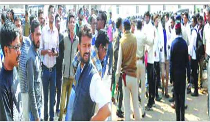 जूनियर डॉक्टर उतरे गुंडागर्दी पर, पत्रकारों से की मारपीट, कैमरे छीने जूनियर डॉक्टर उतरे गुंडागर्दी पर, पत्रकारों से की मारपीट, कैमरे छीने