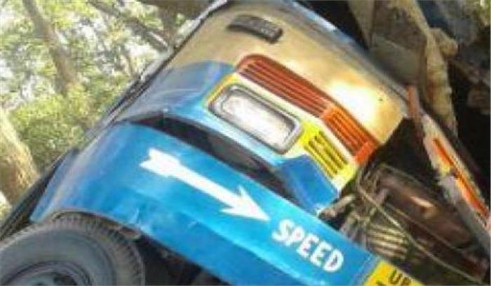 बहराइच में बारातियों से भरी बस पलटी, एक की मौत,42 घायल