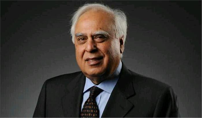 जस्टिस लोया की संदिग्ध मौत : सिब्बल बोले, जज चुप हैं? डरे हुए ? क्यों ? हमें नहीं, कम से कम खुद को तो बचाओ