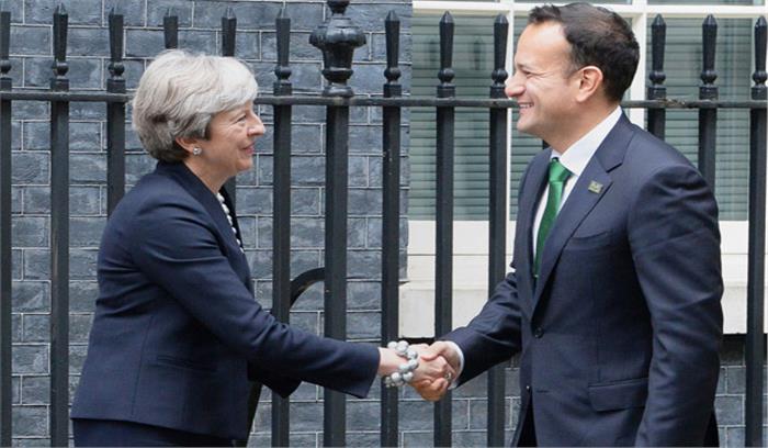 थेरेसा मे और लियो वरादकर ने की साथ मिलकर आयरलैंड में संकट समाप्त करने की पहल