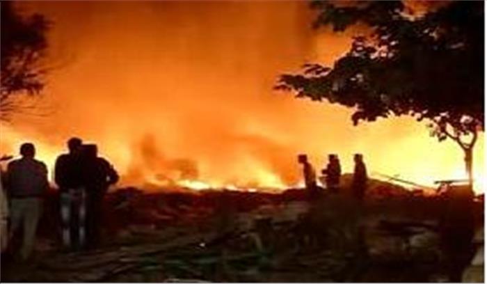 कबाड़ी बाजार में लगी आग,2 की मौत,4  झुलसे​​​​​​​