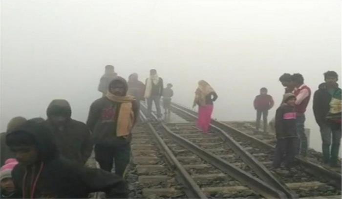 रेलगाड़ी की चपेट में आकर चार लोगों की मौत