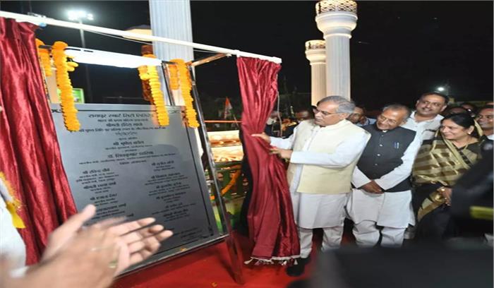 कालीबाड़ी चौक में इंदिरा गांधी प्रतिमास्थल के सौन्दर्यीकरण का भूपेश ने किया लोकार्पण