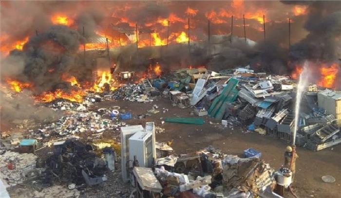 दिल्ली: कालिंदी कुंज मेट्रो स्टेशन के पास फर्नीचर मार्केट में लगी भीषण आग