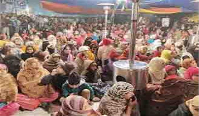सर्द रातों में सड़क पर डटीं हैं शाहीन बाग की महिलाएं