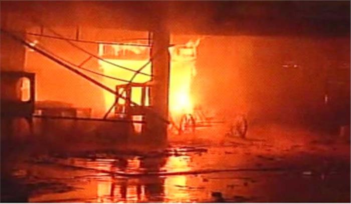 कमला मार्केट में भीषण आग, दुकानें क्षतिग्रस्त कमला मार्केट में भीषण आग, दुकानें क्षतिग्रस्त