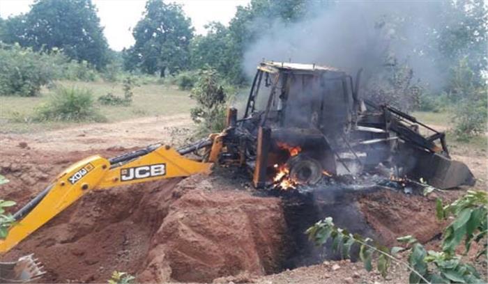छत्तीसगढ़ में नक्सलियों ने जेसीबी मशीन में लगाई आग