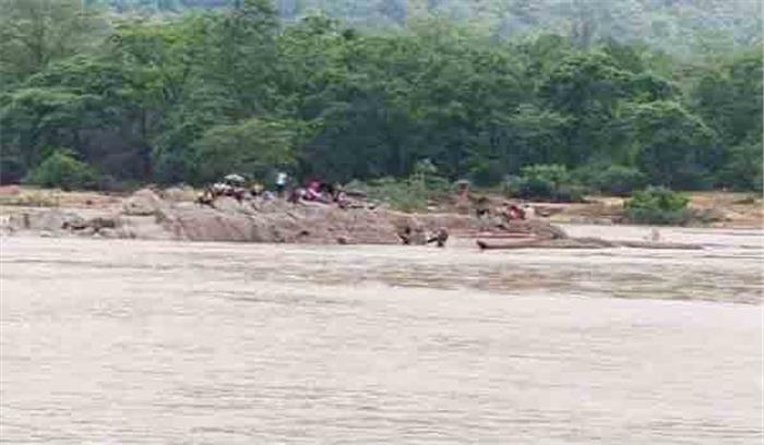 ग्रामीण उफनती नदी के बीच फंसे