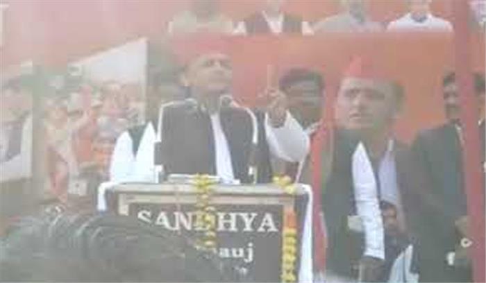 अखिलेश ने बताया जान को खतरा, सपा सम्मेलन में घुसेे युवक ने लगाए जय श्रीराम के नारे अखिलेश ने बताया जान को खतरा, सपा सम्मेलन में घुसेे युवक ने लगाए जय श्रीराम के नारे