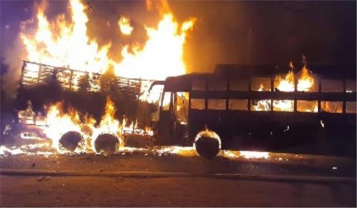 कन्नौज : ट्रक से टक्कर के बाद बस में लगी भीषण आग, 20 लोग के मरने की आशंका