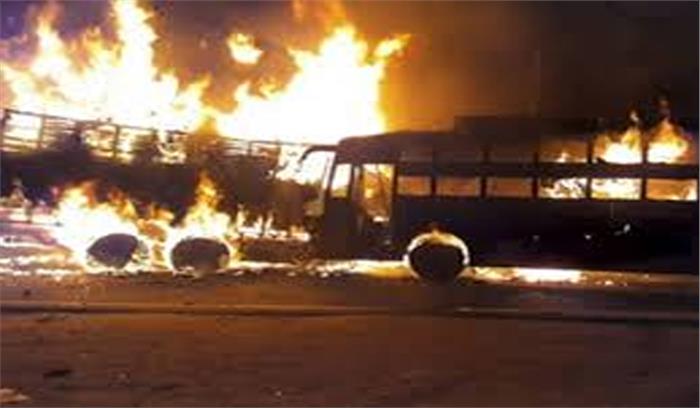 कन्नौज : टक्कर के बाद बस-ट्रक में लगी आग, 20 से ज्यादा यात्री जले