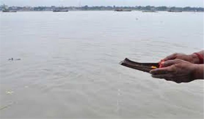 कानपुर में लाखों लीटर गंदे नाले के पानी से दूषित हो रही गंगा