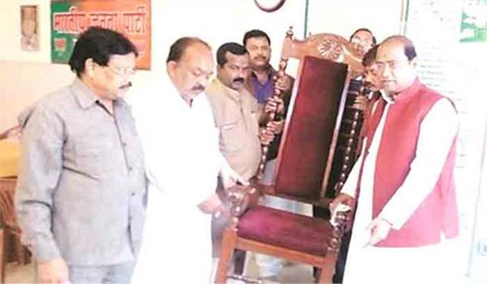 मोदी की लकी कुर्सी