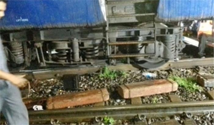 कानपुर में पैसेंजर ट्रेन के 3 कोच हुए बेपटरी कानपुर में पैसेंजर ट्रेन के 3 कोच हुए बेपटरी