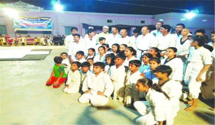 कराते में बच्चों ने दिखाए गुर