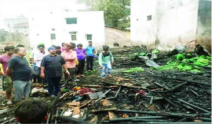 टेंट गोदाम में लगी आग, 5 लाख की क्षति