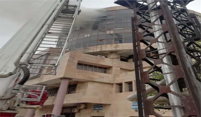 दिल्ली: कड़कड़डूमा में डीजीएचएस की इमारत में लगी भीषण आग, दमकल की 22 गाड़ियां मौके पर