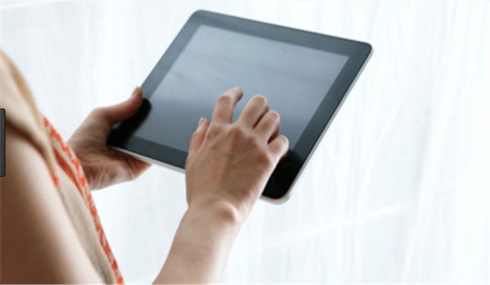 कर्मा कॉलेज में टेबलेट वितरण