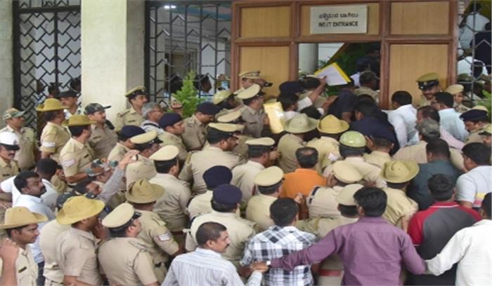 कर्नाटक संकट : बागियों को अयोग्य ठहराने पर विचार कर रही कांग्रेस