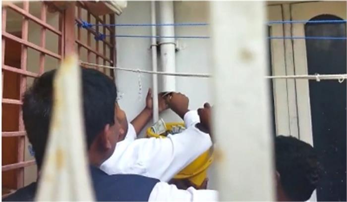 कर्नाटक में एसीबी की छापेमारी : घर की छत, ड्रेनेज पाइप से नगदी बरामद