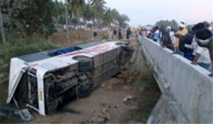 कर्नाटक में बस नाले में गिरी, 7 मरे 30 घायल