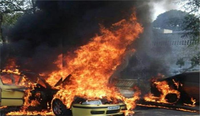 कर्नाटक: सड़क हादसे में एक ही परिवार के चार लोग जिंदा जले