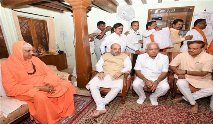 कर्नाटक चुनावों के मद्देनजर भाजपा नेताओं का धार्मिक स्थलों का दौरा तेज