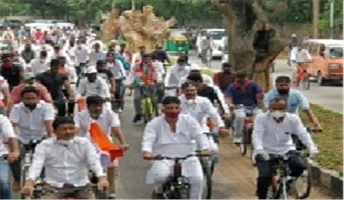 बेंगलुरु में कांग्रेस ने ईंधन के दाम बढ़ने के खिलाफ रैली निकाली