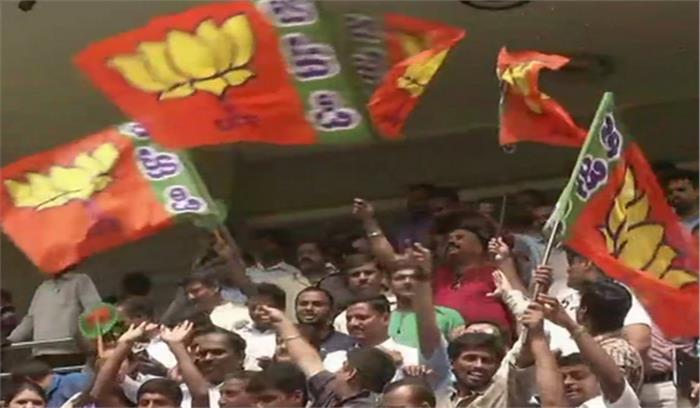भाजपा की बढ़त से कार्यकर्ताओं ने कर्नाटक में मनाया जश्न