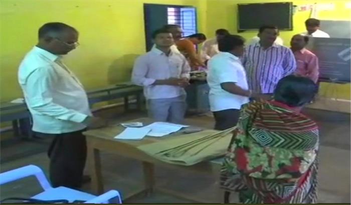  कर्नाटक चुनाव: शुरुआती तीन घंटे में दस से 15 फीसदी मतदान