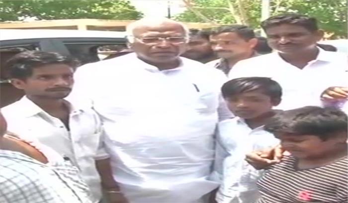 कर्नाटक चुनाव: राजनेताओं और क्रिकेट के दिग्गजों ने किया मतदान कर्नाटक चुनाव: राजनेताओं और क्रिकेट के दिग्गजों ने किया मतदान