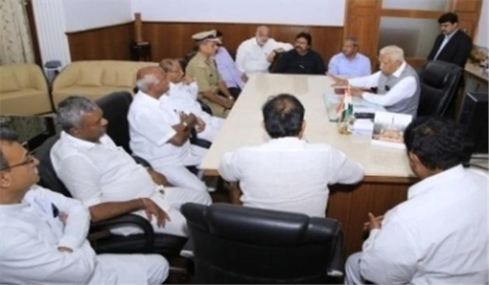 कर्नाटक संकट के बीच वरिष्ठ कांग्रेस नेताओं ने दिल्ली में की बैठक
