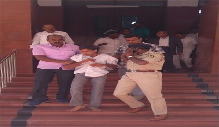 कनार्टक के लोकायुक्त पी विश्वनाथ शेट्टी पर चाकू से हमला