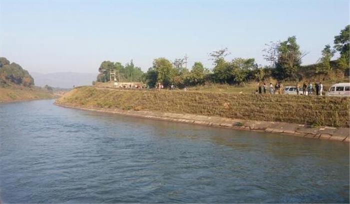 कर्नाटक: कार सहित 4 लोग नहर में बहे