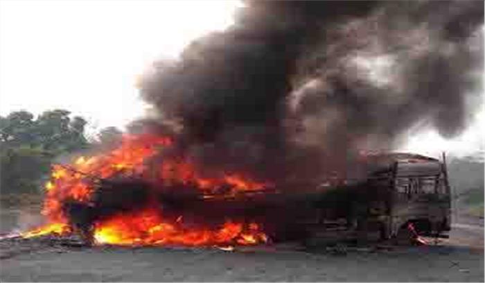 कर्नाटक: सीएए के खिलाफ प्रदर्शन में फूंका ट्रक